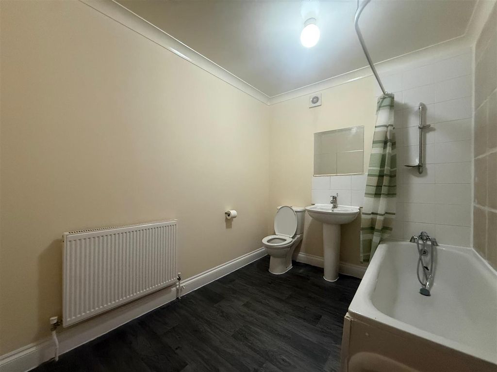 Property photo 3 of 7 Bathroom