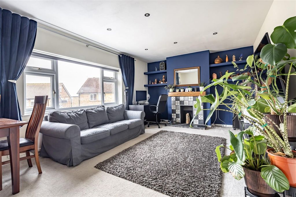 Property photo 2 of 16 16A Amesbury Close (10).Jpg