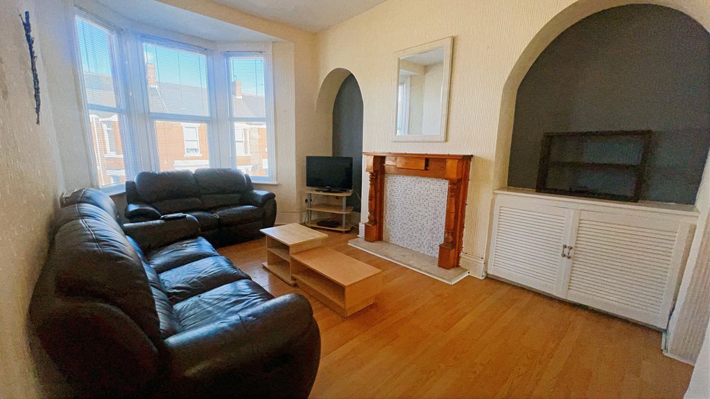 Property photo 3 of 12 Student 4 Bed Lounge Heaton