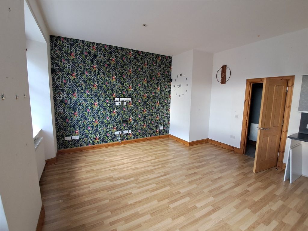 Property photo 3 of 7 Living