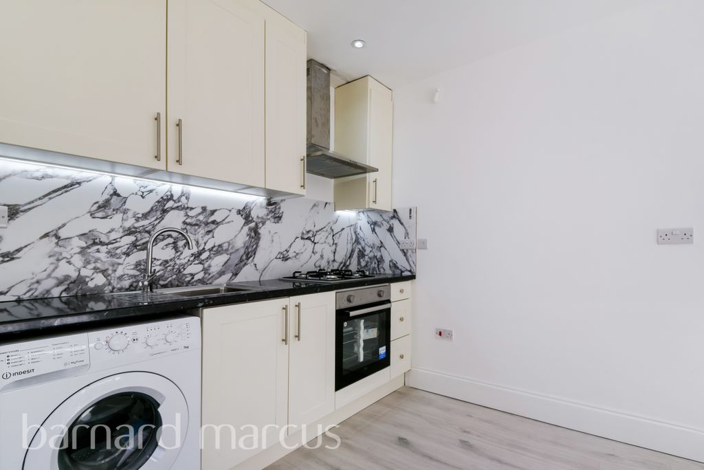 Property photo 2 of 11 Kitchen
