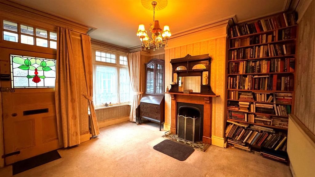 Property photo 2 of 18 Lounge (2).Jpg