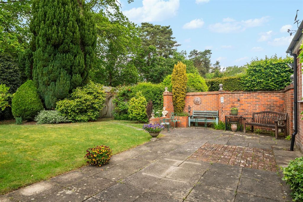 Additional image 2 of 4 bed detached house for saleHeatherdene Avenue, Crowthorne, Berkshire RG45