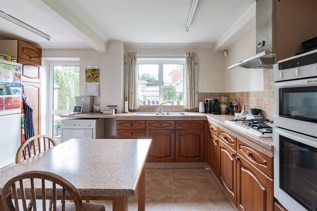Property photo 3 of 21 Kitchen/Breakfast Area