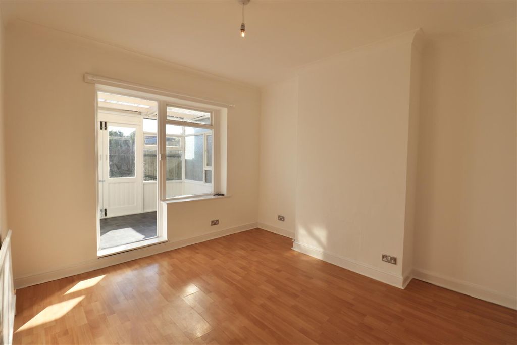 Property photo 3 of 13 9 Thorpe Dining.Jpg