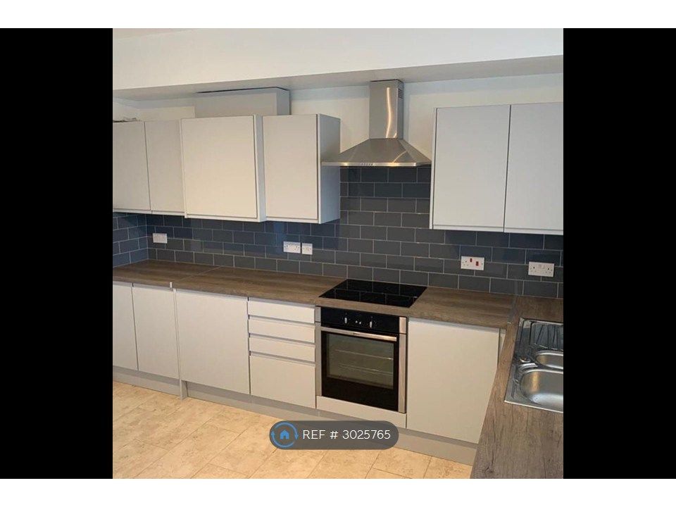 Property photo 3 of 9 Kitchen