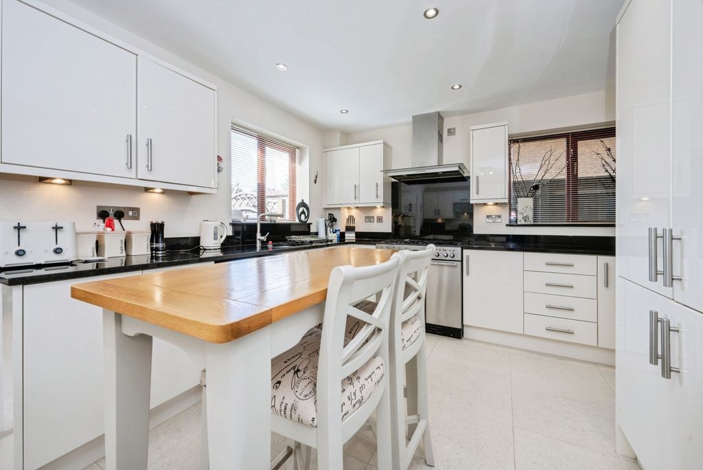 Property photo 3 of 17 Kitchen
