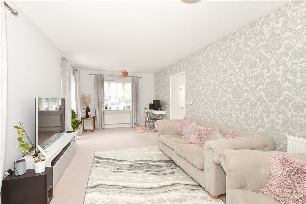 Property photo 3 of 12 Lounge