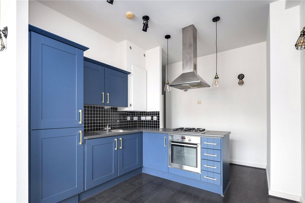 Property photo 3 of 19 Kitchen