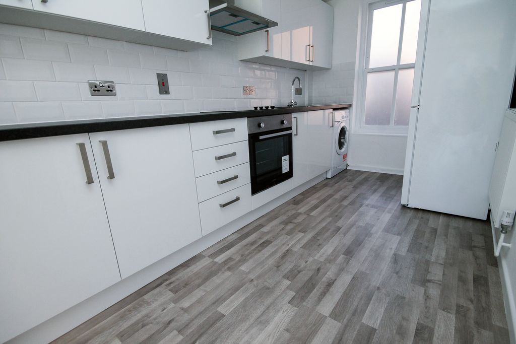 Property photo 1 of 9 Kitchen