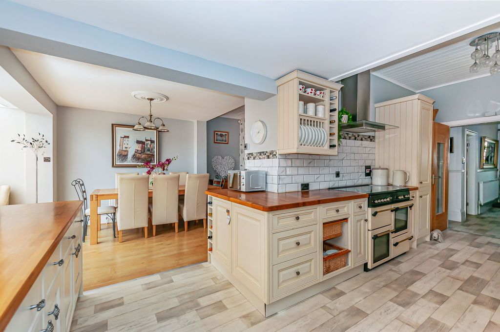 Property photo 2 of 25