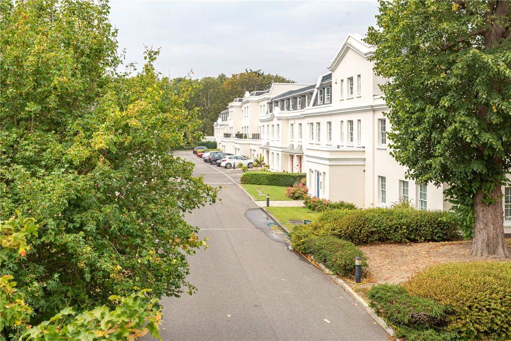 Property photo 1 of 14 Street Scene