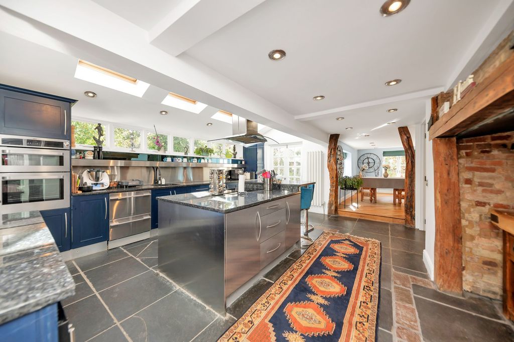 Property photo 2 of 39