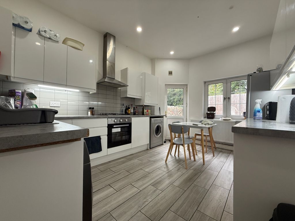 Property photo 1 of 12 79 Colum Road Kitchen