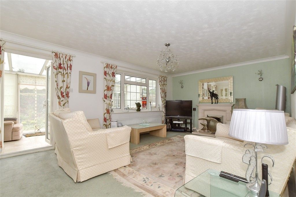 Property photo 3 of 14 Lounge