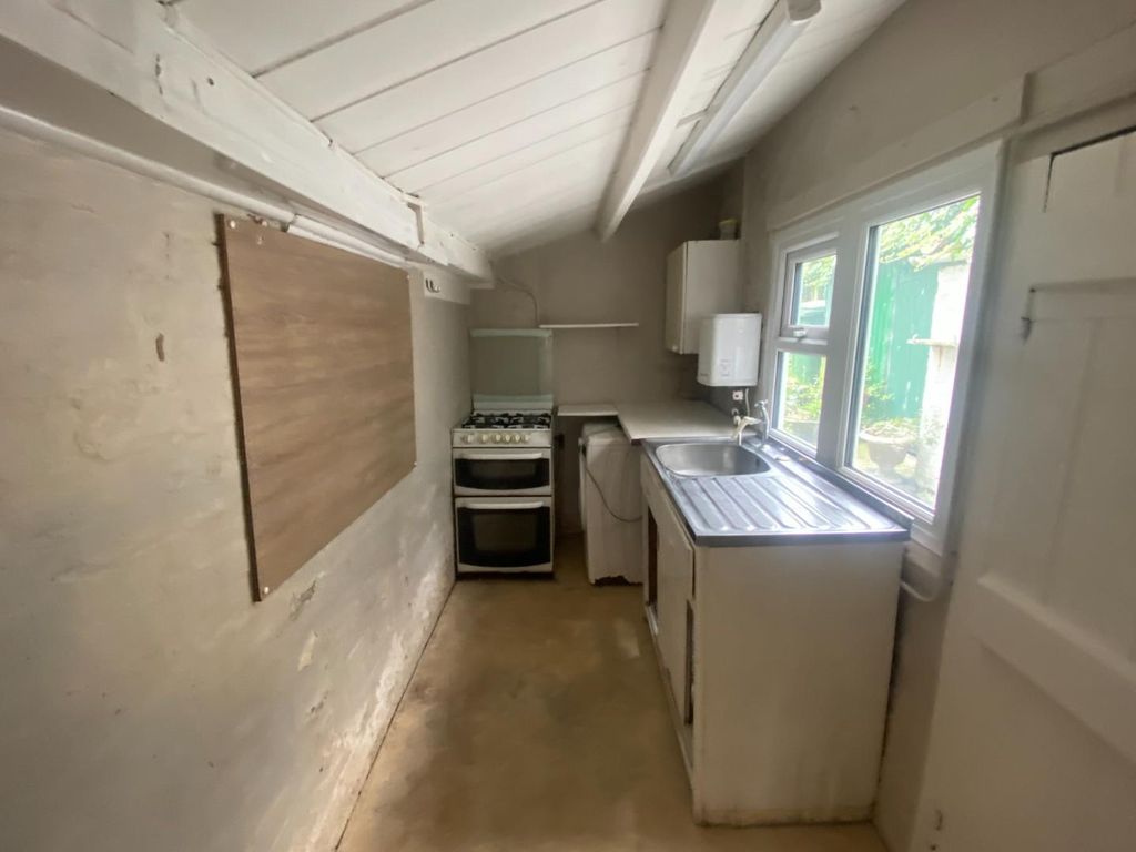 Property photo 2 of 8 Kitchen