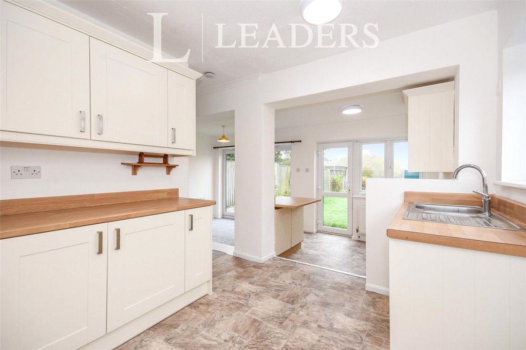 Property photo 3 of 10 Kitchen