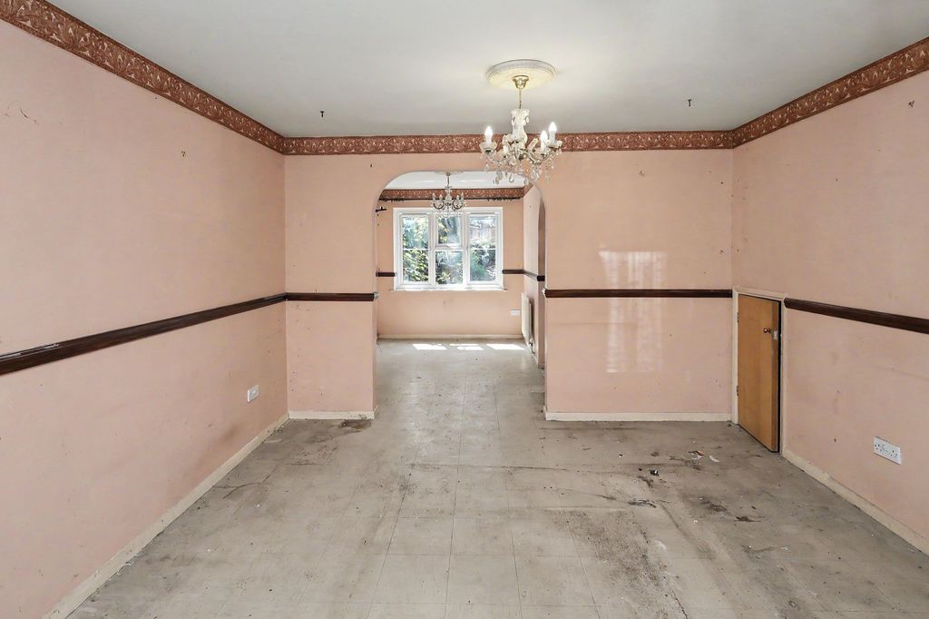 Property photo 2 of 21 33 Wallers Close, Dagenham, London Rm9 6Yf