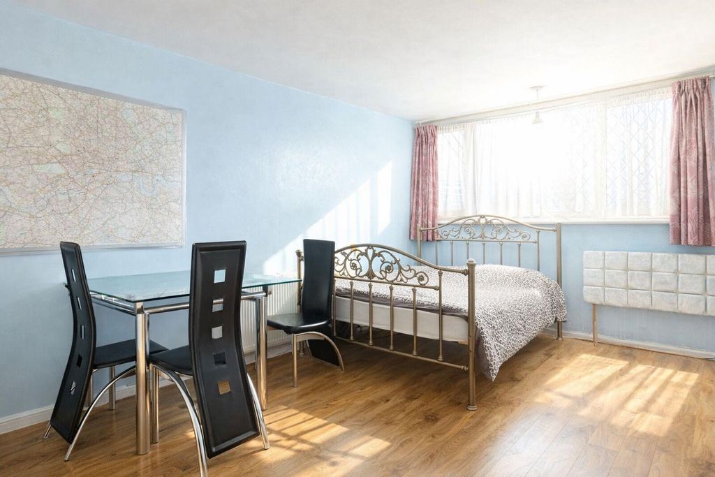 Property photo 2 of 5 Canning Town, E16 Flat For Sale By Barrain London