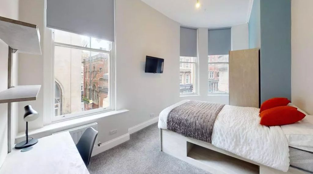 Property photo 2 of 9 A Bright And Inviting Double Bedroom Featuring Lar...