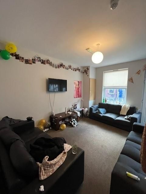 Property photo 3 of 11 Bright, Comfortable Communal Lounge With Three Sof...