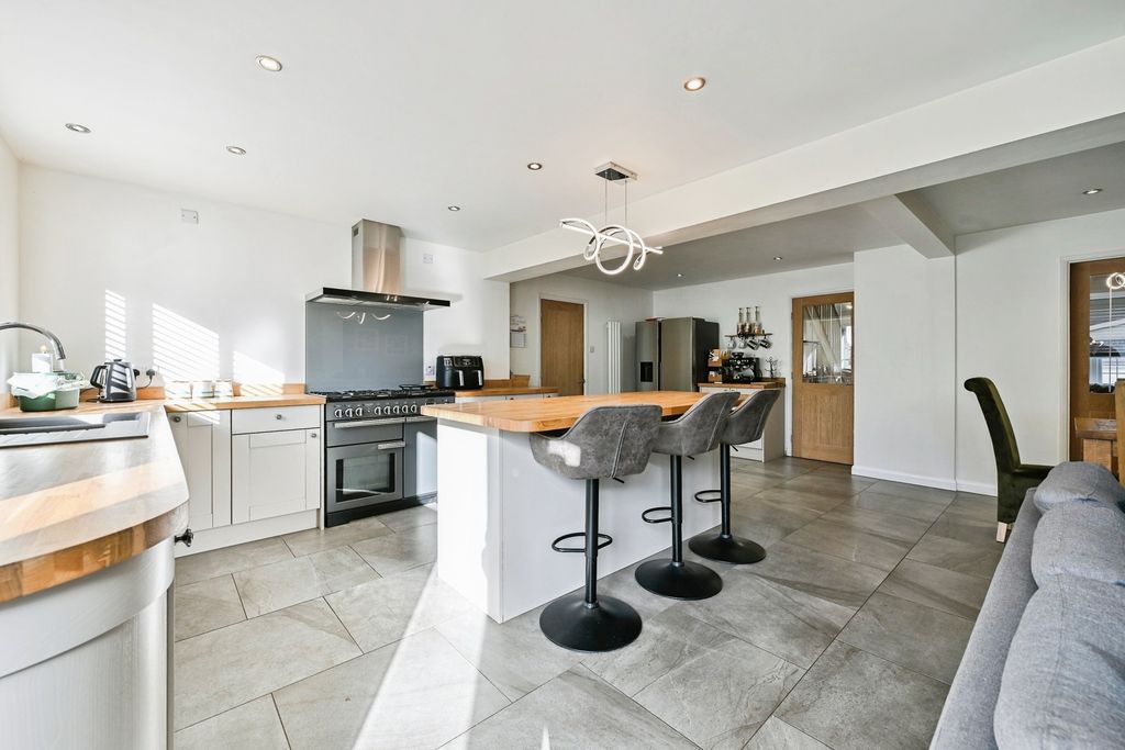 Property photo 3 of 17 Kitchen