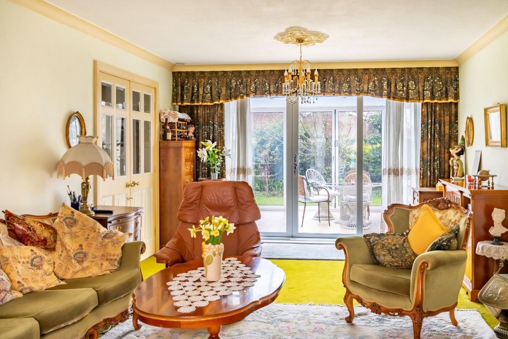 Property photo 3 of 31 Living Room