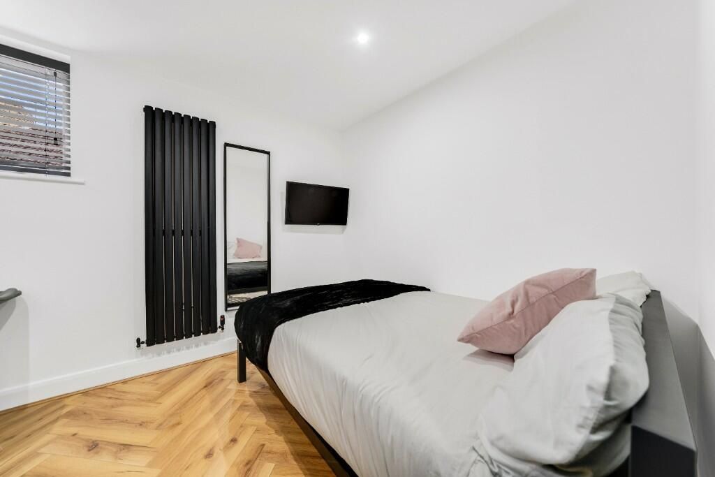 Property photo 1 of 10 A Spacious And Well-Maintained Master Bedroom Feat...