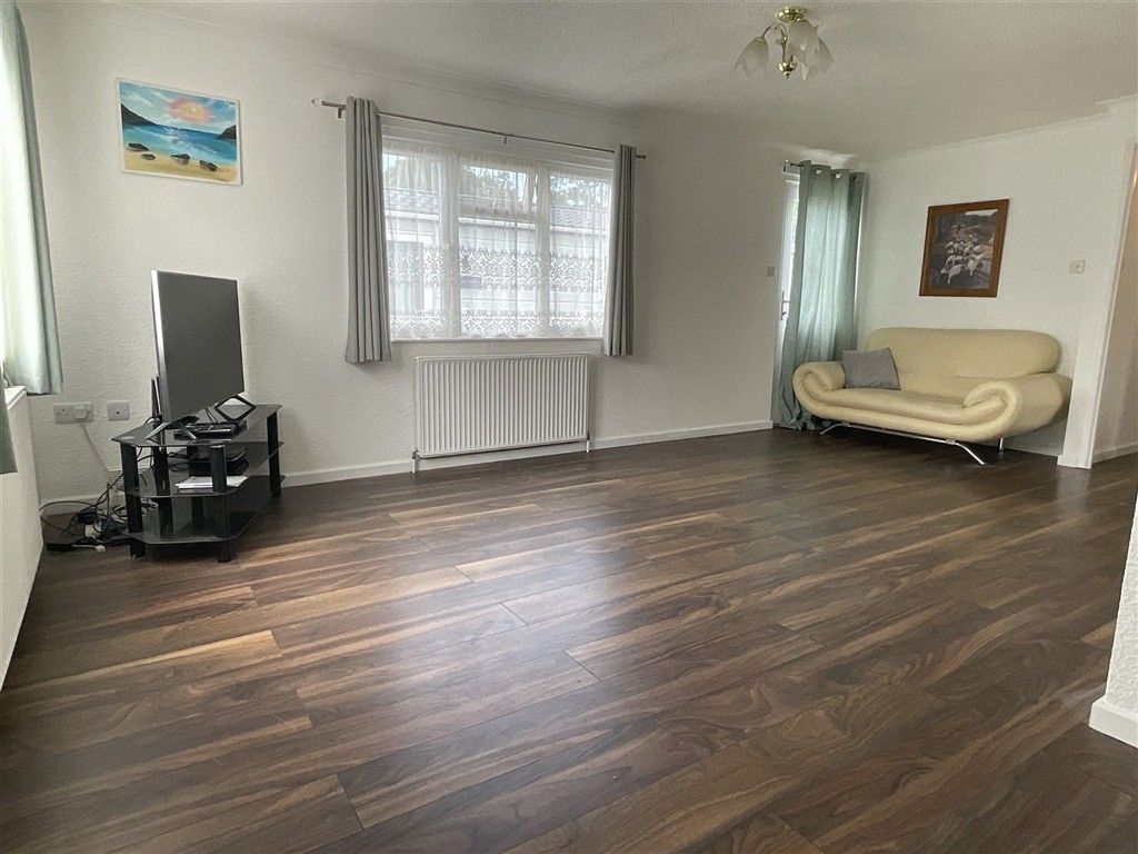 Property photo 3 of 11 Lounge
