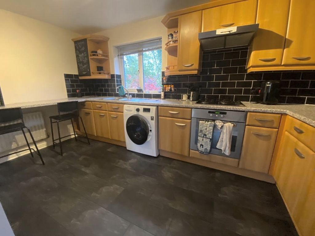 Property photo 3 of 10 Kitchen