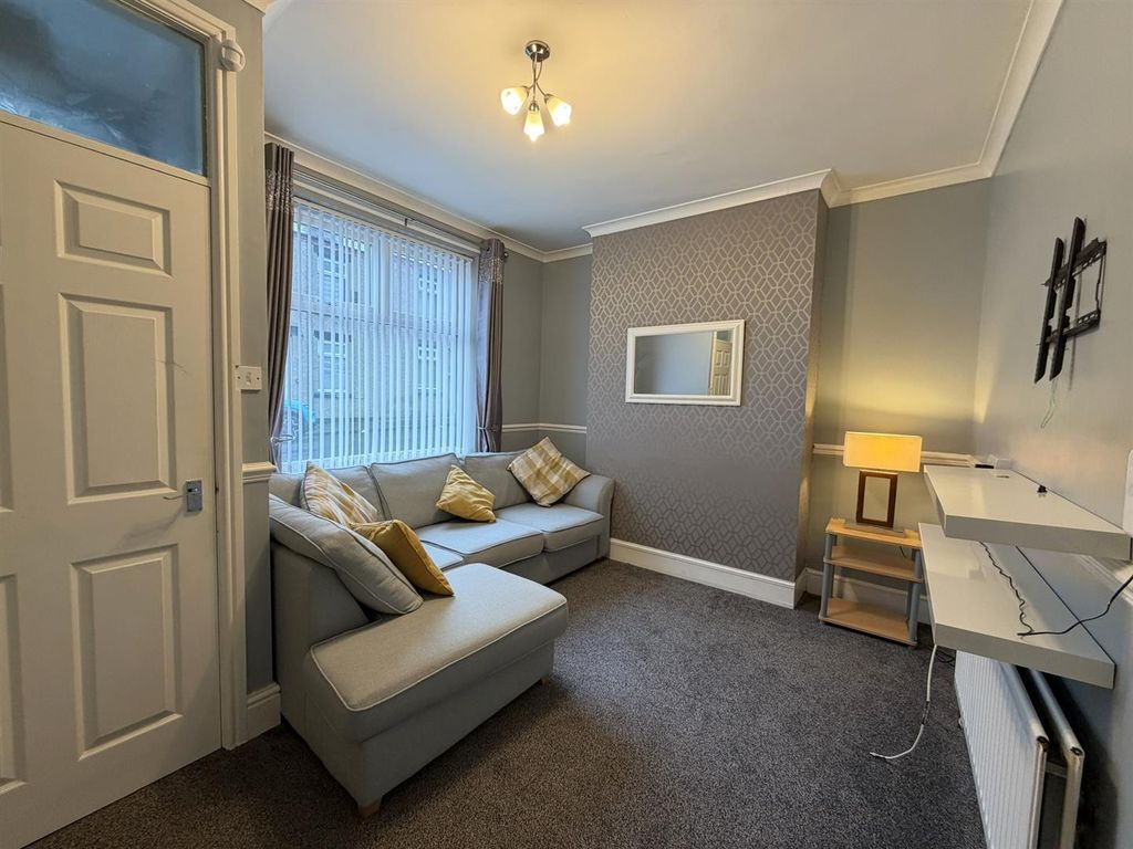 Property photo 1 of 11 Lounge