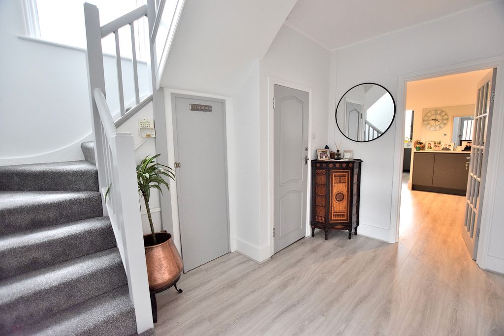 Property photo 2 of 21 Hallway 