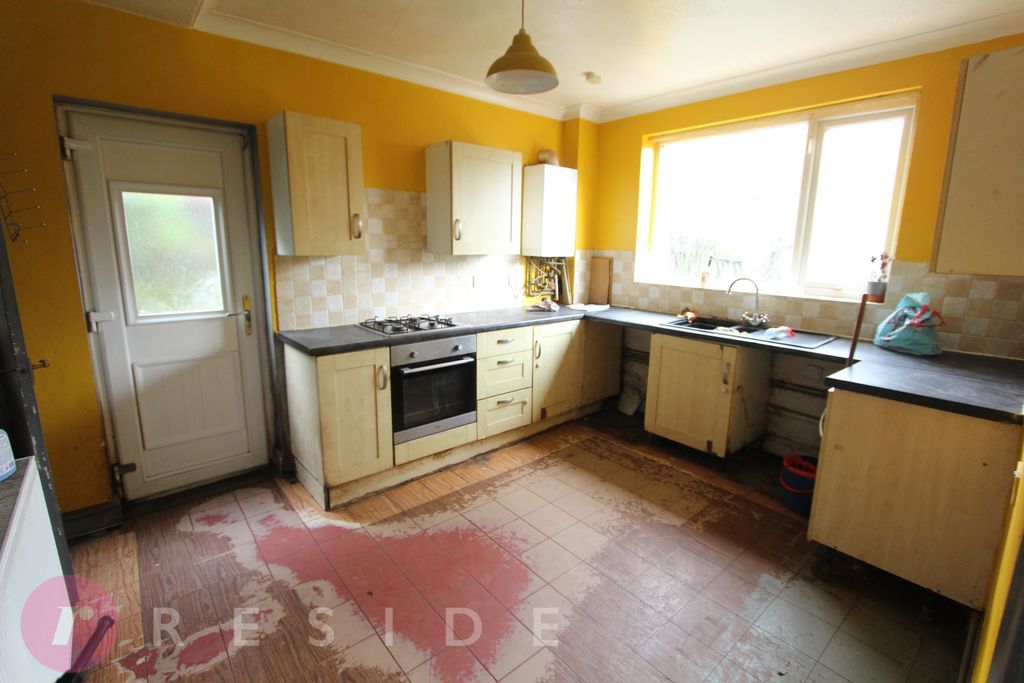 Property photo 3 of 12 Kitchen