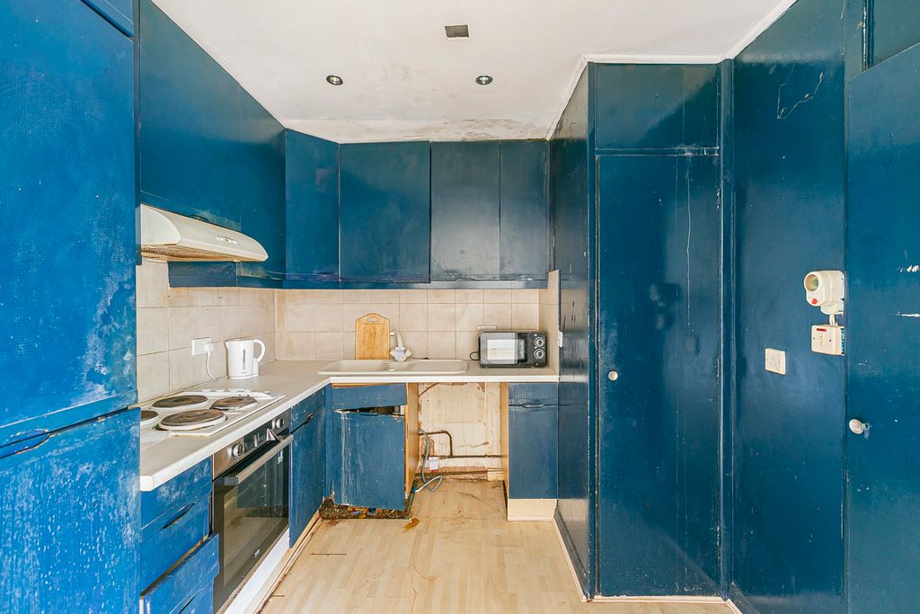 Property photo 3 of 17 Kitchen