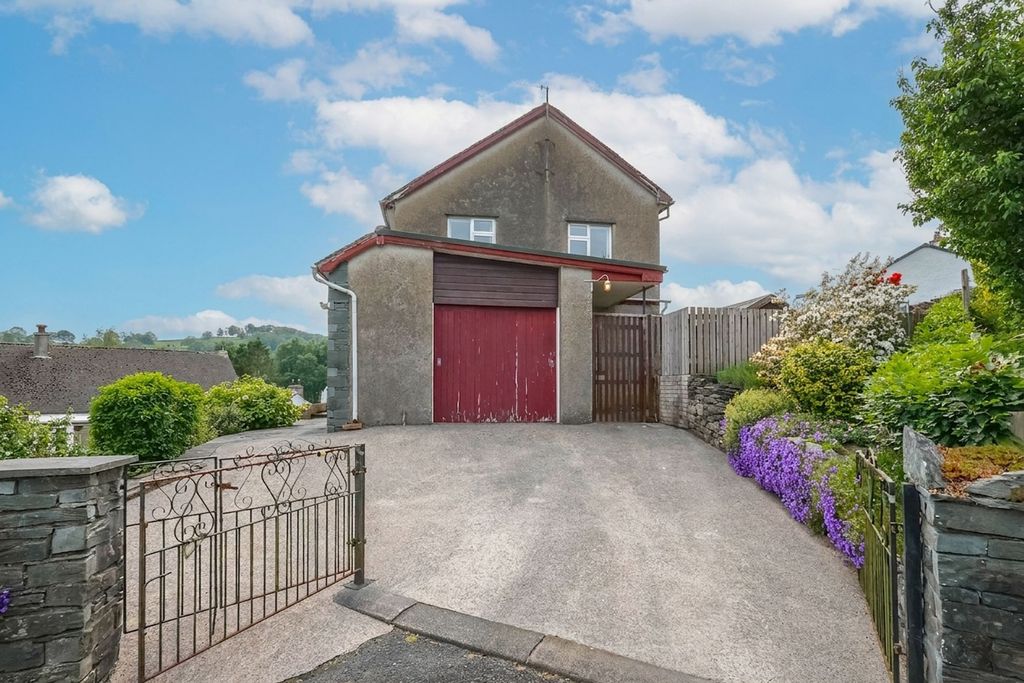Property photo 2 of 41