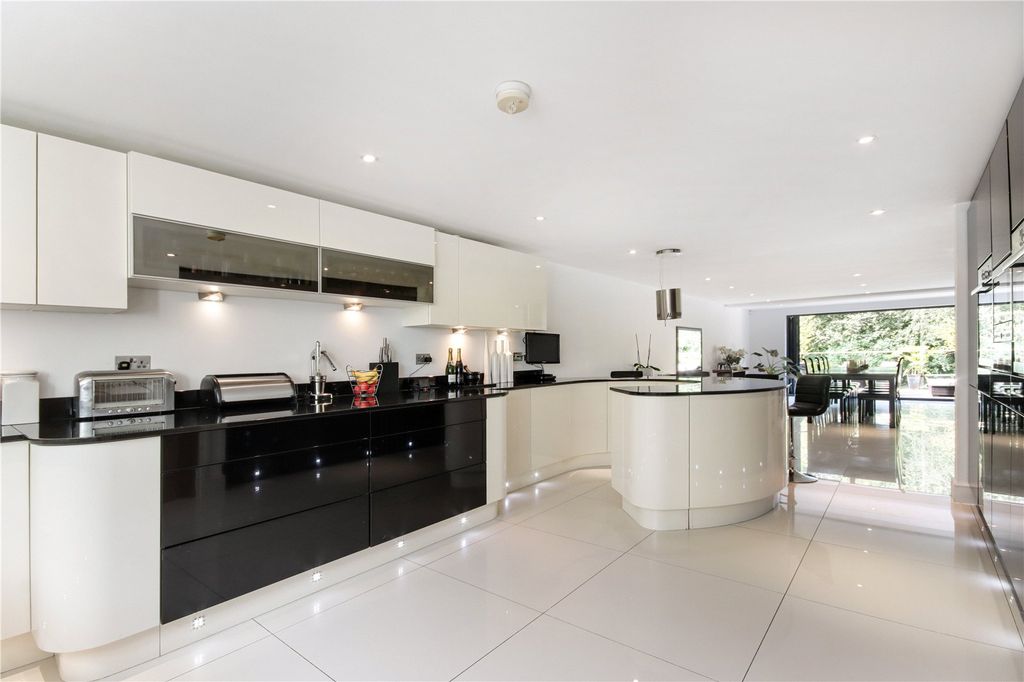 Property photo 3 of 31 Kitchen/Dining