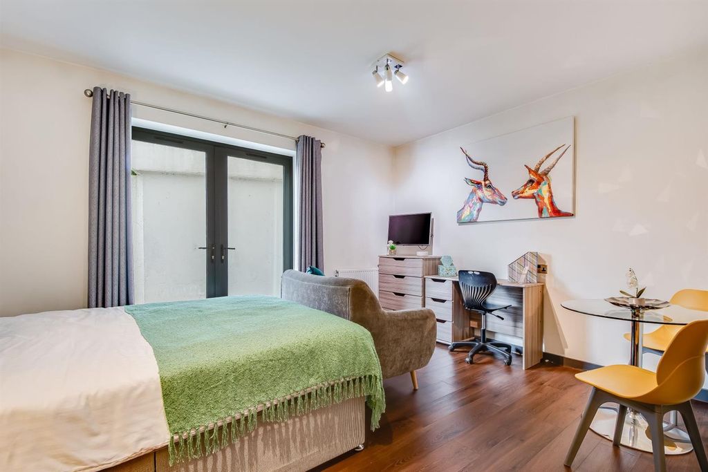 Property photo 2 of 6 Bright, Modern Suite With Study And Dining Space...