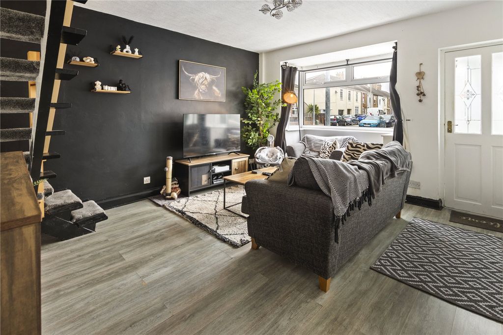 Property photo 3 of 12 Lounge 2