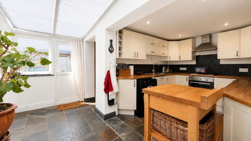 Property photo 2 of 9 Kitchen