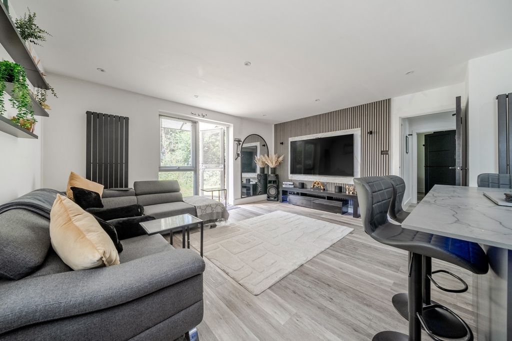 Property photo 2 of 17 1483050-8-6A3Bbcb...
