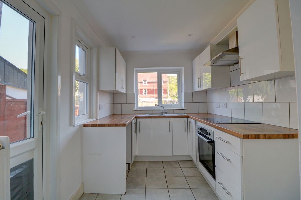 Property photo 3 of 10 Kitchen