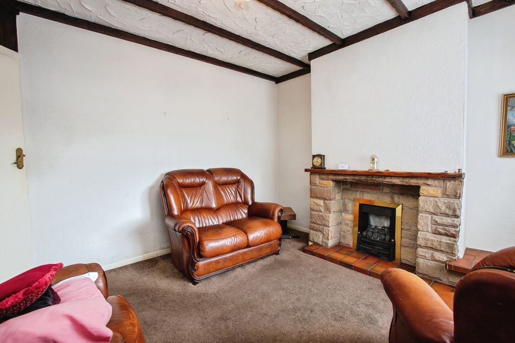 Property photo 3 of 11 Lounge