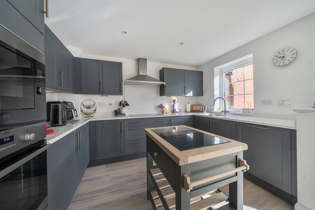 Property photo 3 of 21 1433770-11-69ce2E48De7A2.Jpg