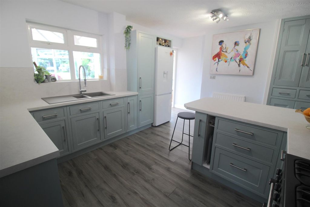 Property photo 3 of 18 Kitchen