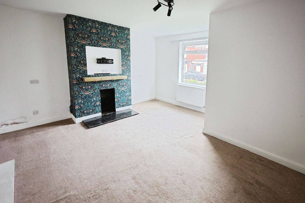 Property photo 2 of 7 Pbox-Bedroom-335494.Jpg