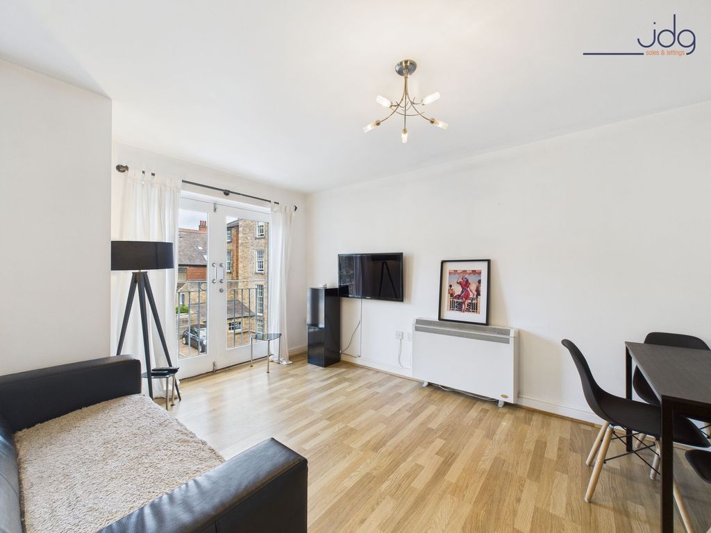 Property photo 2 of 6 Bright Living Space