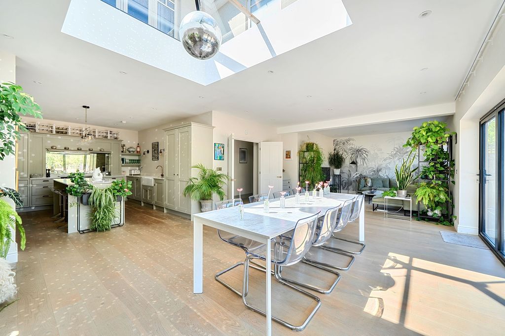 Property photo 2 of 31