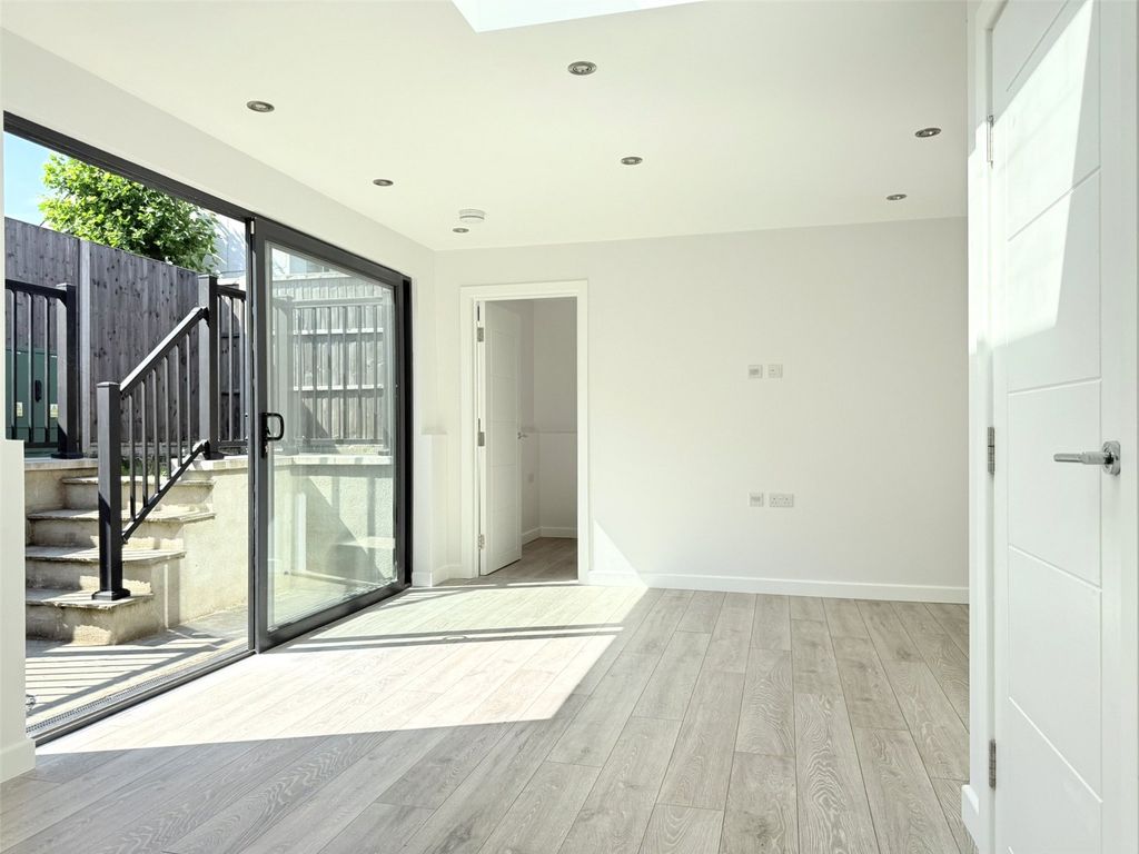 Property photo 3 of 11 Picture No. 12