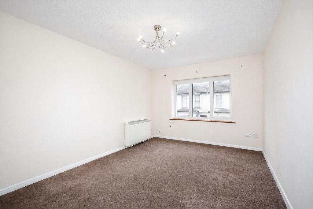 Property photo 3 of 7 Living Room