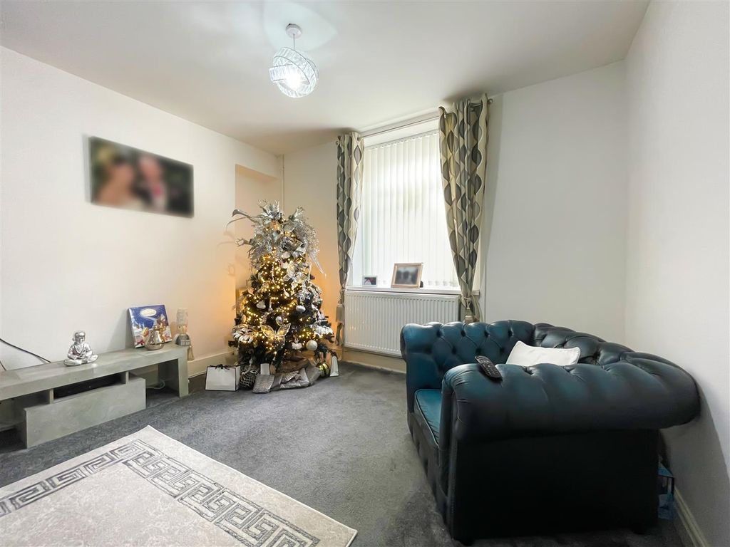 Property photo 3 of 21 1764778018_3_d9953238-01E4-4304-8646-87Ebb489A7F3_